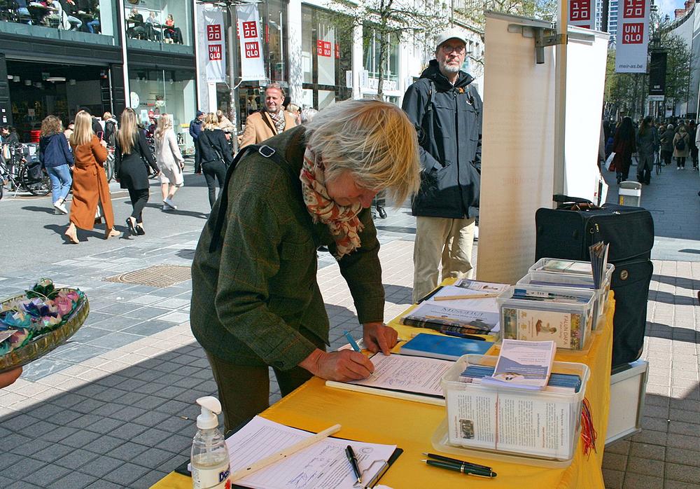 Suazzane Slegers potpisuje peticiju.