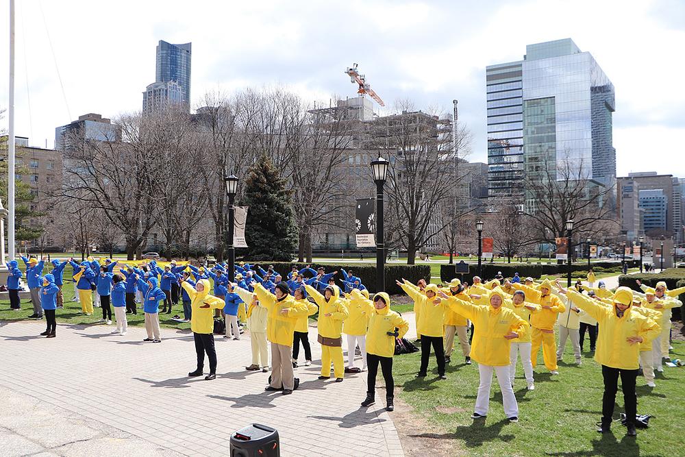 Praktikanti 14. aprila izvode vježbe ispred upravne zgrade provincije.