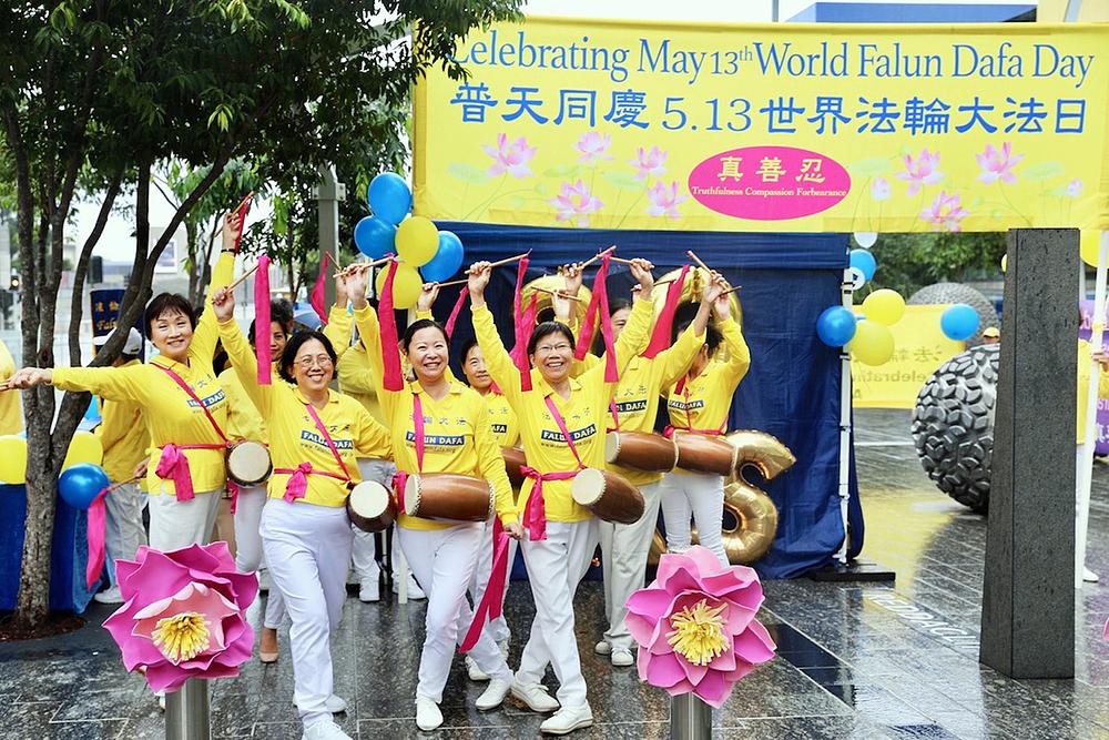 Praktikanti u Queenslandu održali su aktivnosti proslave Falun Dafa na trgu Brisbane 13. svibnja 2022.