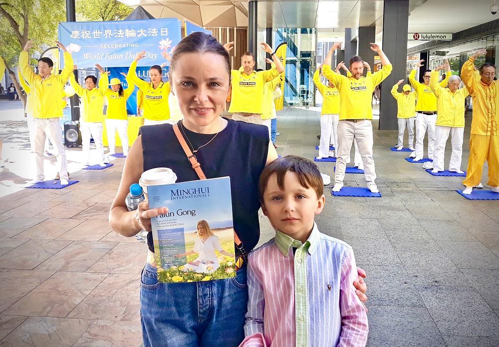 Jenia je dovela svog sina da gleda kulturnu izvedbu praktikanata u Perthu.