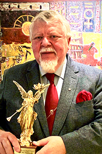 Dr. Sev Ozdowski, bivši povjerenik za ljudska prava u Australiji, dobio je 2021. „Falun Gong nagradu za ljudska prava” od strane „Prijatelja Falun Gonga” za njegovu dugogodišnju podršku.