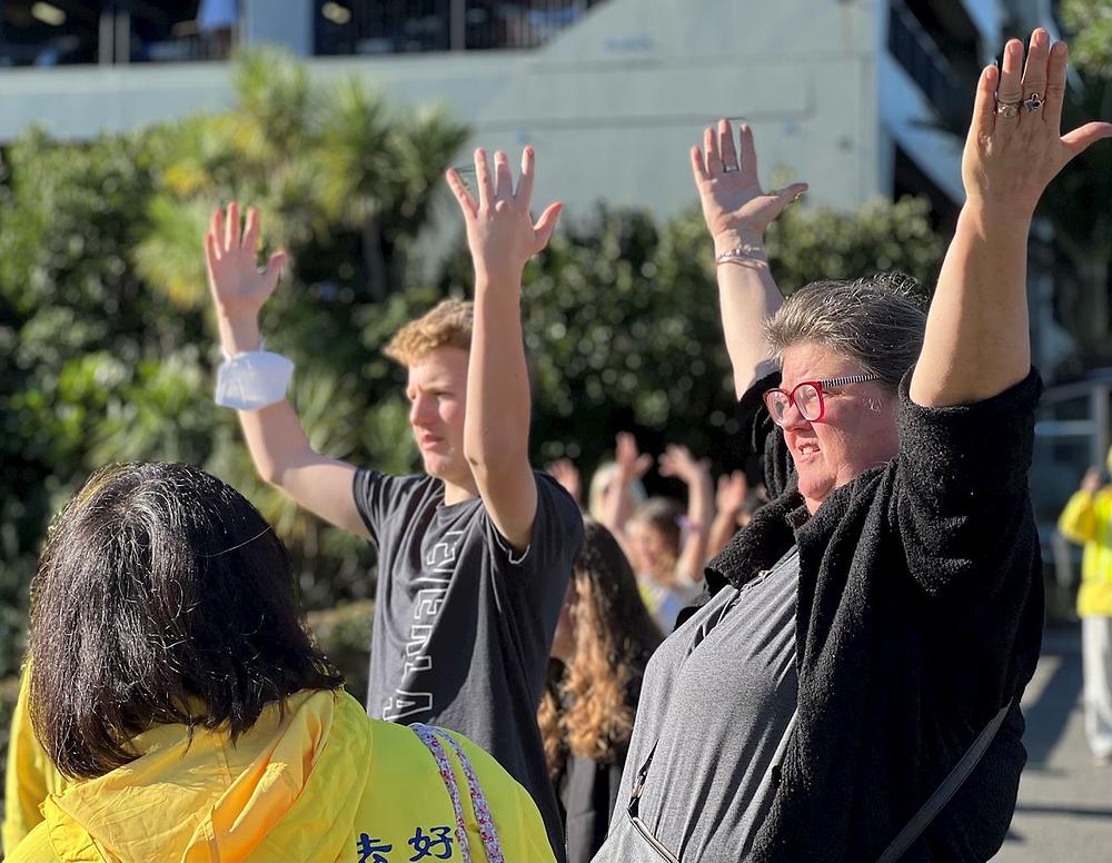 Lokalni stanovnici uče Falun Dafa vježbe.