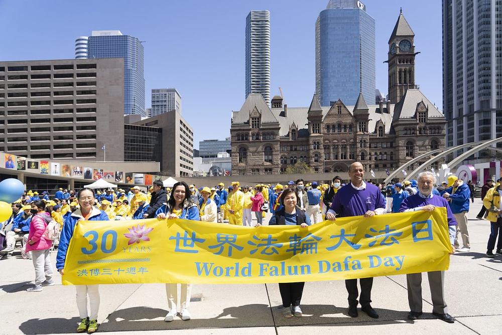 Izabrani dužnosnici fotografiraju se s praktikantima.