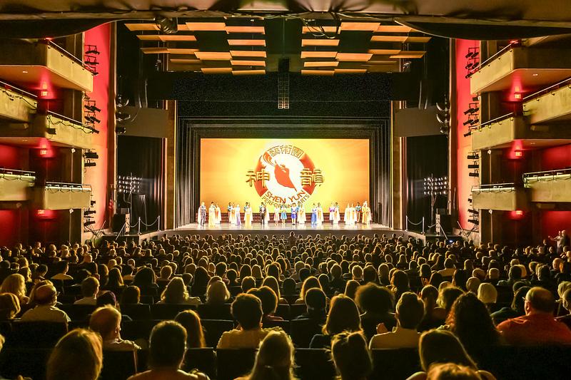 The Shen Yun North America Company u Clowes Memorial Hall, Butler Arts Center u Indianapolisu, Indiana, 11. juna. Nakon što je izveo dvije predstave u Indianapolisu u oktobru 2021. godine, Shen Yun se, 11. i 12. juna vratio u isto pozorište sa još tri predstave (The Epoch Times)