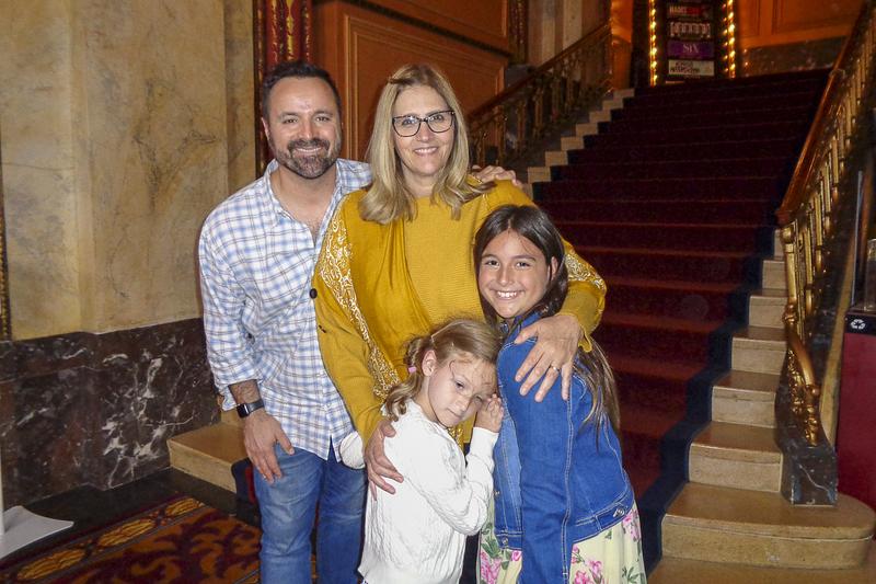 Mary i Scott Celani sa svoje dvoje djece na nastupu Shen Yuna u Buffalu, New York, 10. juna. (NTD Television)