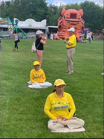 Žena uči pokrete vježbi tijekom festivala. 