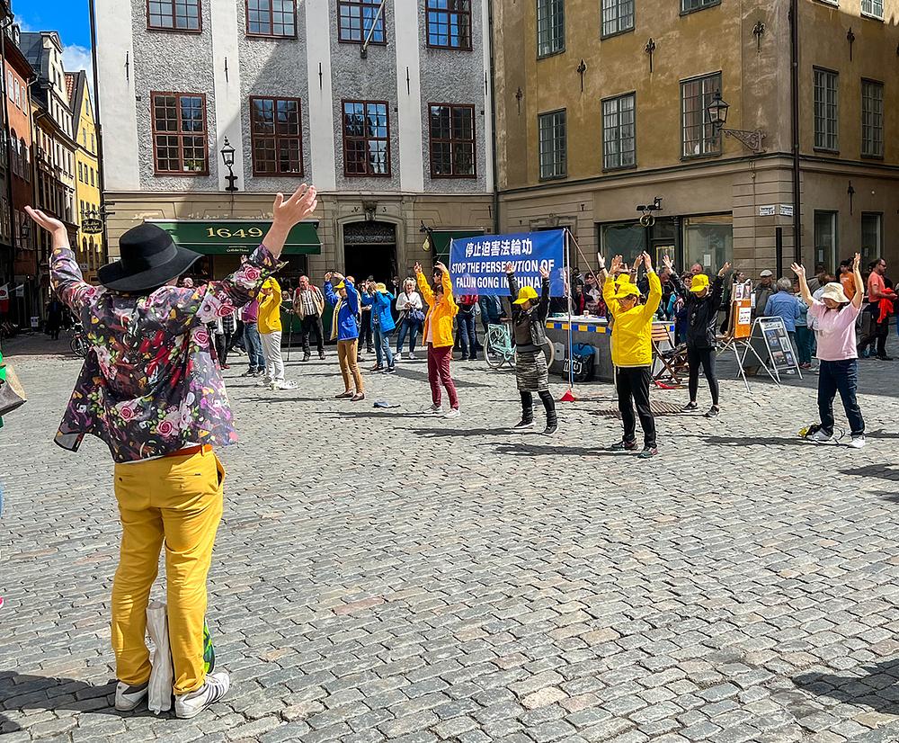 Impresionirani blagim vježbama, neki prolaznici su zastali da ih nauče.