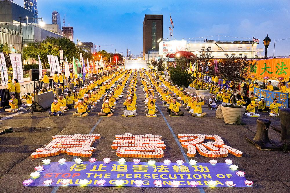 Praktikanti su 16. srpnja 2022. održali bdijenje uz svijeće ispred ureda kineskog konzulata u New Yorku.