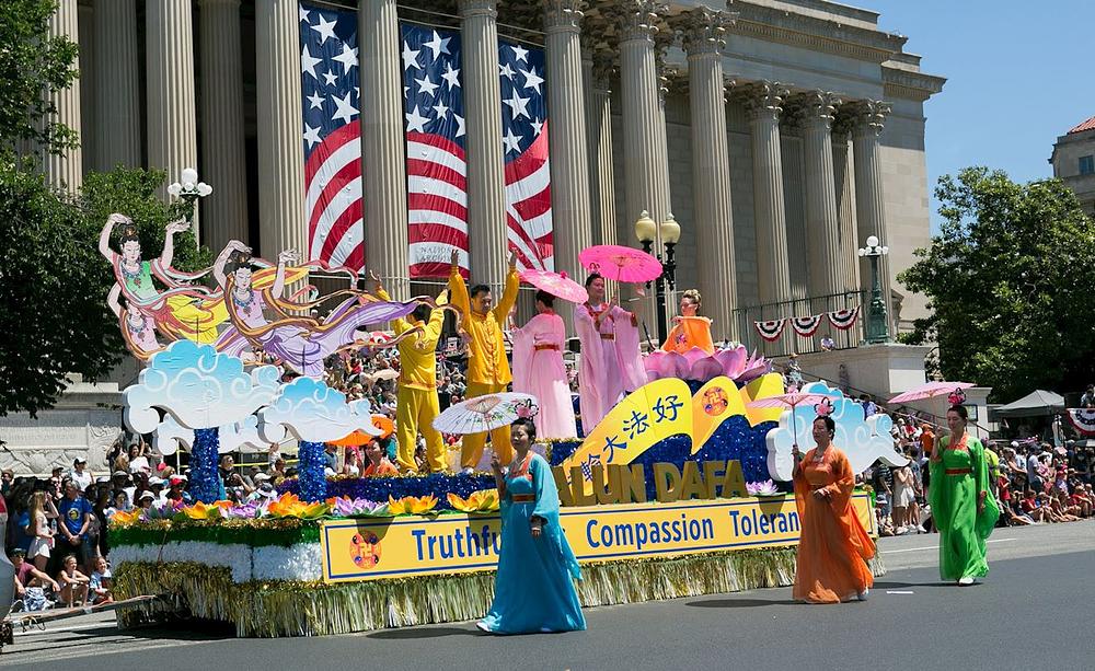  Praktikanti prikazuju Falun Dafa vježbe