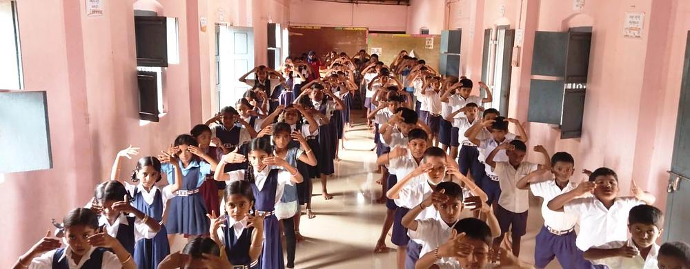 Učenici uče drugu vježbu.  