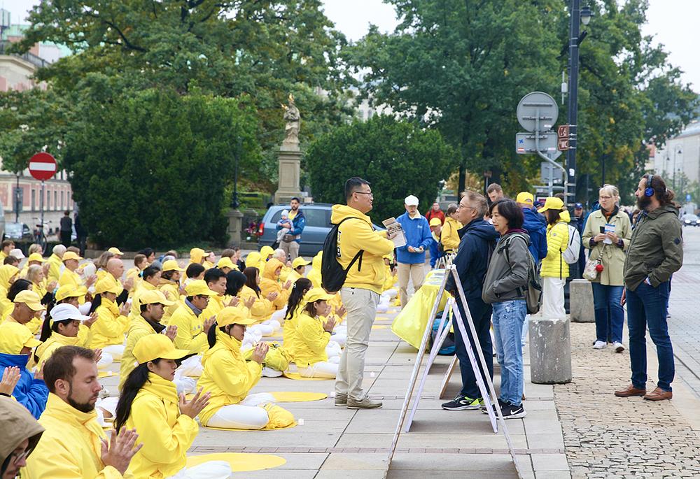 Praktikanti su 10. septembra uveče održali bdenje uz sveće.