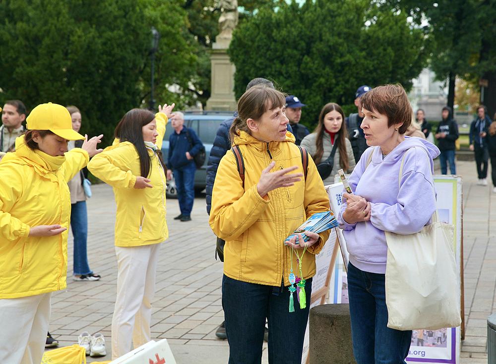 Praktikanti pričaju o brutalnom progonu, i mnogi ljudi potpisuju peticiju da podrže njihove napore da ga okončaju.