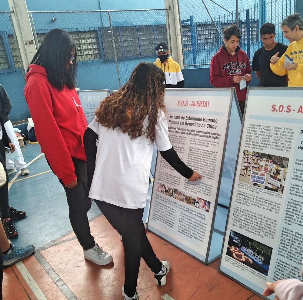 Praktikanti su ispričali učenicima o brutalnom progonu u Kini.