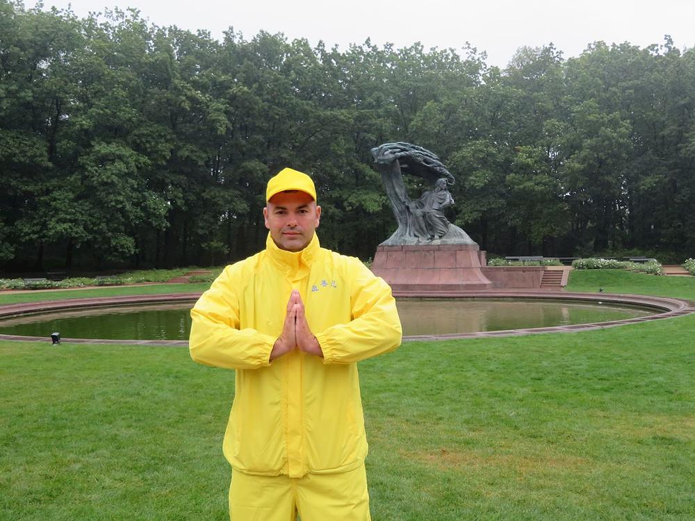 Pjer zahvaljuje učitelju Liju što ga je naučio Falun Dafi.