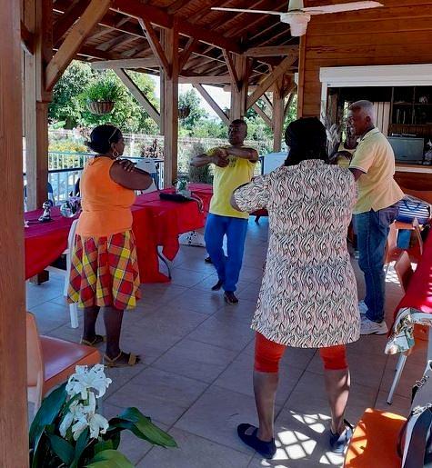 Učenje Falun Dafa vježbi u hotelu Vasseaux u La Sardeu 8. decembra 2022. godine.