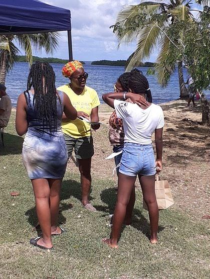 Praktikanti su pozvani da ljudima predstave Falun Dafa na plaži Babin u Morne-à-l’Eau 20. novembra 2022. godine.