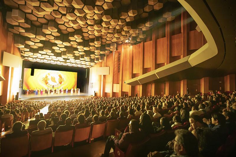 Trupa Shen Yun International u Jones Hallu za izvedbene umjetnosti u Houstonu u Teksasu u popodnevnim satima 2. januara (Epoch Times)