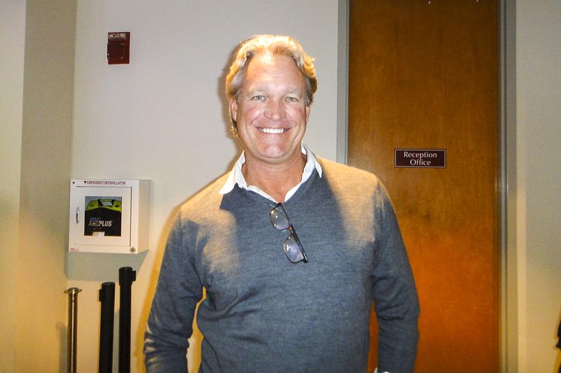 Tom James, direktor networkinga i izvršnog angažmana u Komori okruga Ocala /Marion & Ekonomsko partnerstvo, i nagrađivani TV Play-by-Play & Studio Host, na nastupu Shen Yuna u Gainesvilleu na Floridi 3. januara (Epoch Times)