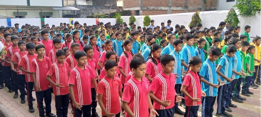  Učenici Navyug Vidyalaya škole naučili su drugu Falun Dafa vježbu 12. kolovoza.