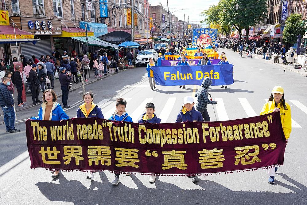 Falun Dafa praktikanti održali su veliki marš u Bruklinu 15. oktobra 2023.