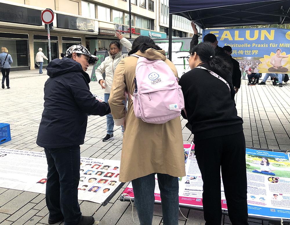 Dvoje turista iz Kine čitaju o progonu.
