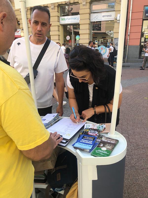 Muškarac koji je radio u Južnoj Koreji je doveo svoju ženu da potpiše peticije.