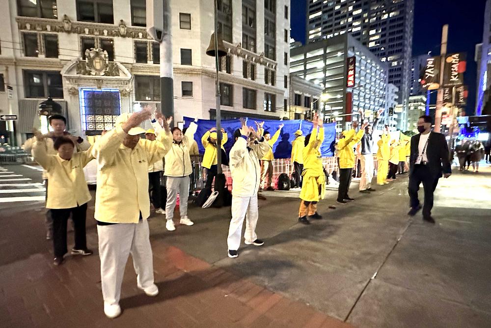 Falun Dafa praktikanti mirno prosvjeduju u blizini summita APEC-a.