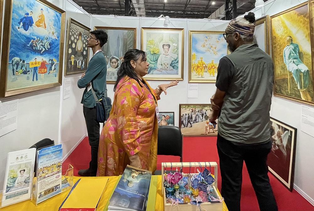 Praktikantica vodi posjetitelja kroz umjetnička djela i objašnjava pozadinu svake slike. 