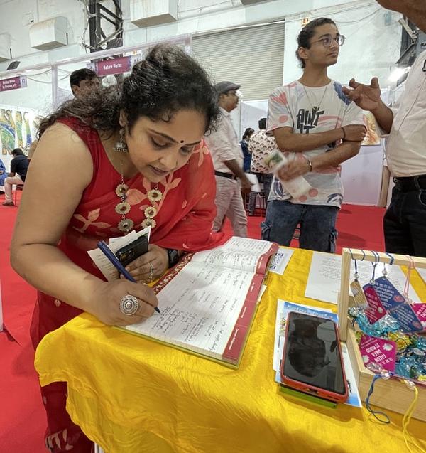 Posjetiteljica ostavlja komentare u knjizi gostiju.