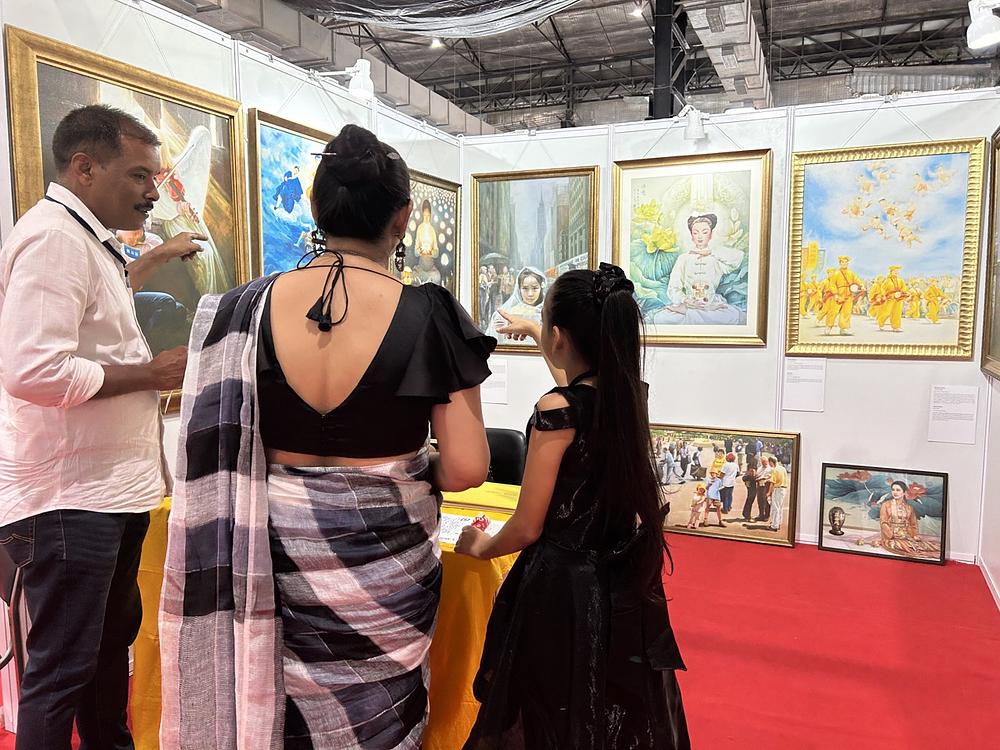 Rudraa (desno) sa svojom majkom Hemanli (u sredini) drugog dana događaja