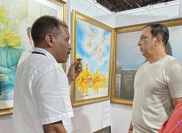 Vindu Dara Singh svraća do izložbenog kutka the Art of Zhen Shan Ren