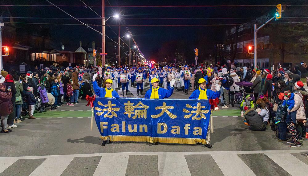 67\. Parada Djeda Božićnjaka u Londonu sjeverno od jezera Erie, u 18 sati 18. studenog 2023. 