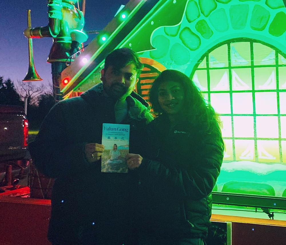 Jay (lijevo) i njegova žena uživali su u glazbi tijekom probe Tian Guo Marching Banda.