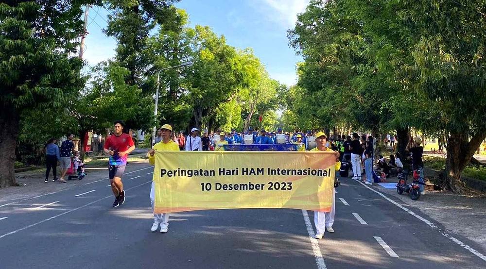 Praktikanti su mirno marširali oko trga Renon.