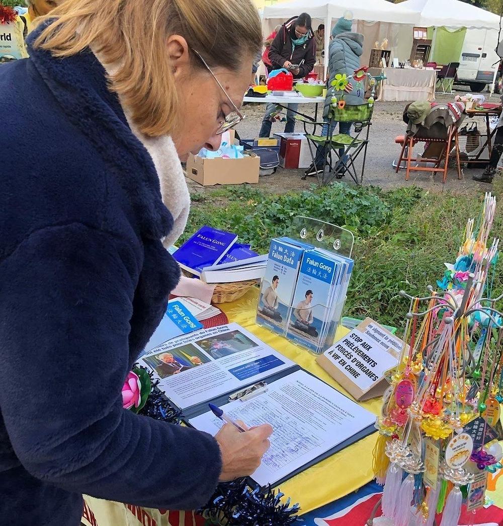 Lokalna stanovnica potpisuje peticiju.