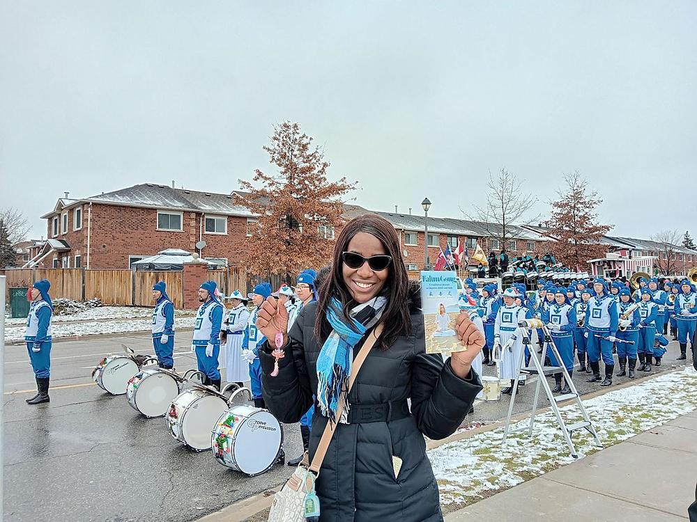 Taniša je gledala probe orkestra Tian Guo pre parade u Boltonu.