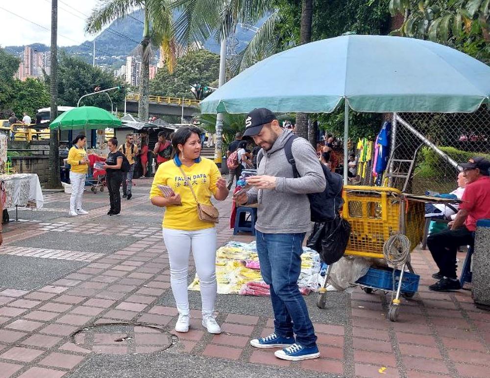 Prolaznik proučava Falun Dafa informativne materijale.