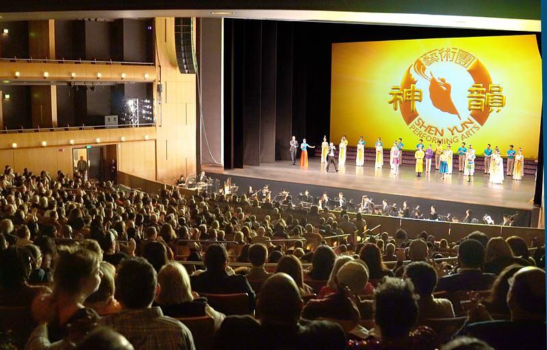 Shen Yun North America Company u prepunoj dvorani Cannon Centra za scenske umjetnosti u Memphisu, Tennessee, 28. januara. Trupa je imala dva nastupa u Memphisu od 28. do 29. januara, oba pred prepunom dvoranom. (The Epoch Times)