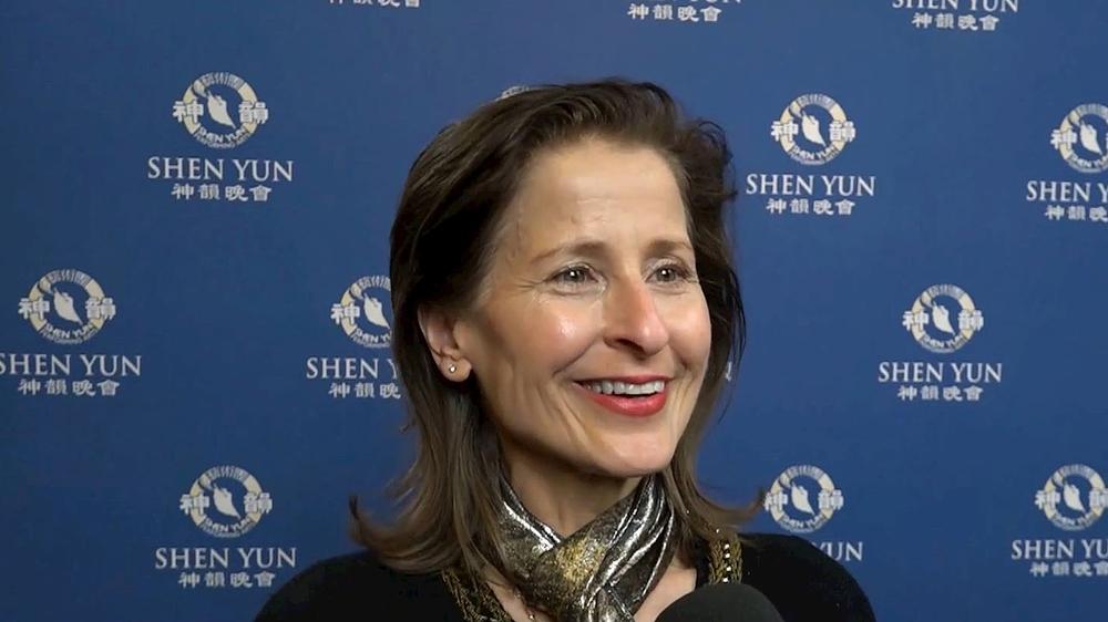 Claire Stadtmueller, umjetnica sinhronizacije i operska pjevačica, na nastupu Shen Yun u Providenceu, Rhode Island, 29. januara (NTD Television)