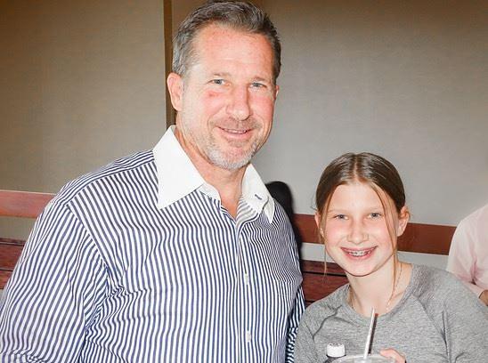 Darren Holden, vlasnik Go-In All Electric, i njegova kćerka na nastupu Shen Yun u Fresnu, Kalifornija, 28. januara. (The Epoch Times)