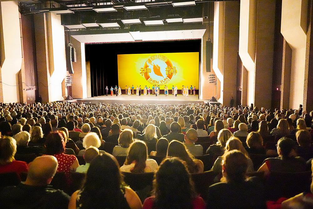 Shen Yun New Era Company u Linda Ronstadt Music Hall u Tucsonu, Arizona, 12. februara. Trupa je izvela tri nastupa u Tucsonu 11. i 12. februara, sva tri pred prepunim dvoranama. (The Epoch Times)