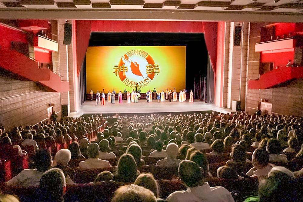 Poziv na bis umjetnicima Shen Yun Touring Company u prepunoj dvorani (sa dodatnim sjedištima) u Grand Theatre of Cibao - Restoration Hall u Santiagu, Dominikanska Republika, 7. februara, na završetku turneje u Dominikanskoj Republici. (The Epoch Times)