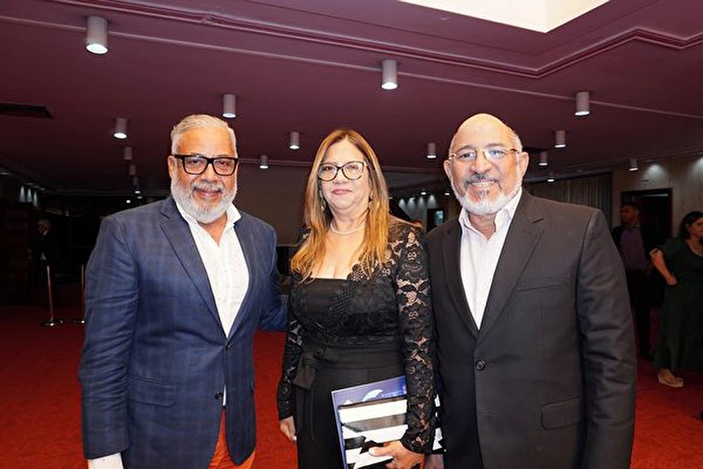 Lucildo Gómez (desno), zamjenik direktora za informacije i štampu Predsjedništva, njegova supruga i Anthony Marte (lijevo) i predsjednik komunikacijske kompanije, na predstavi Shen Yuna u Santiagu, Dominikanska Republika, 6. februara (The Epoch Times )