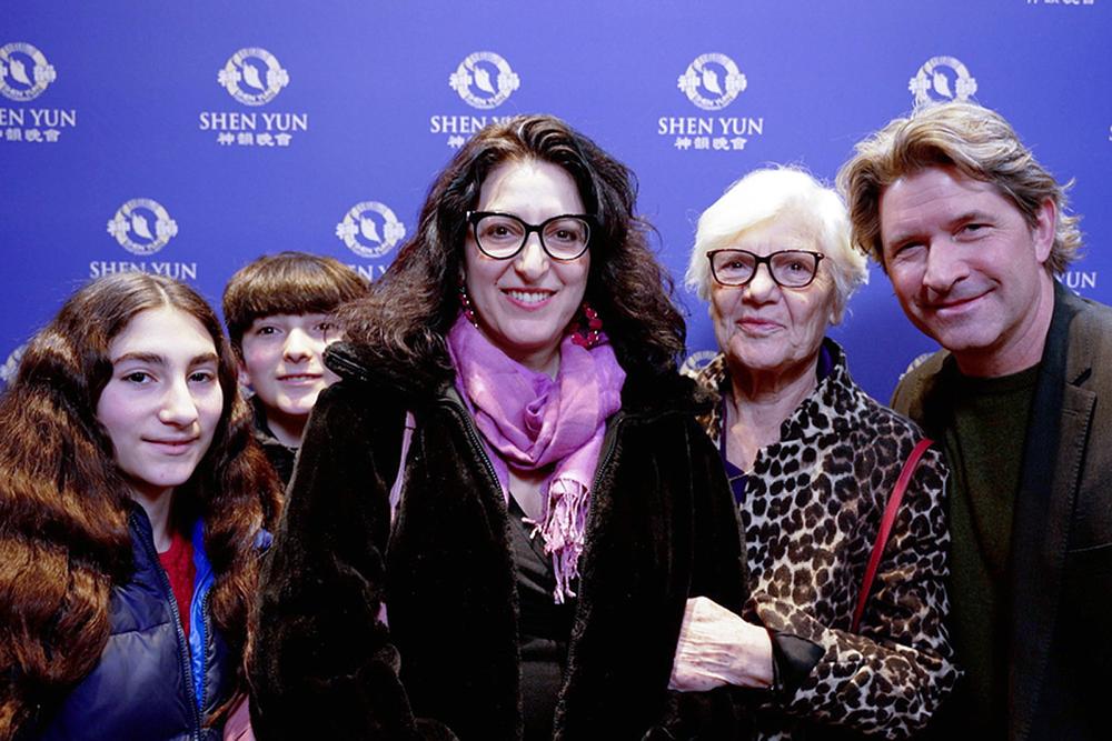 Dr Artemis Morris, naturopat, licencirani akupunkturist, edukator, autor i osnivač Artemis Wellness centra, na nastupu Shen Yuna u Hartfordu, Connecticut, 11. februara sa svojom majkom, djecom i prijateljem (The Epoch Times)