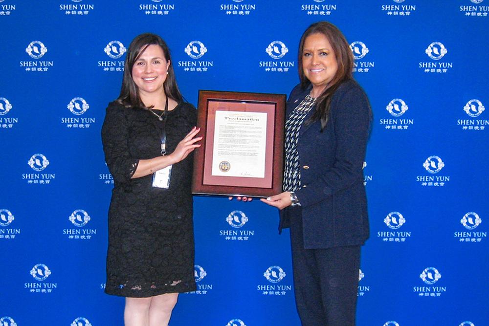 Adrienne Cisneros-Selekman, službenica iz ureda nadzornika okruga San Diego, Jima Desmonda, izdala je proglas lično, 8. februara. (The Epoch Times)