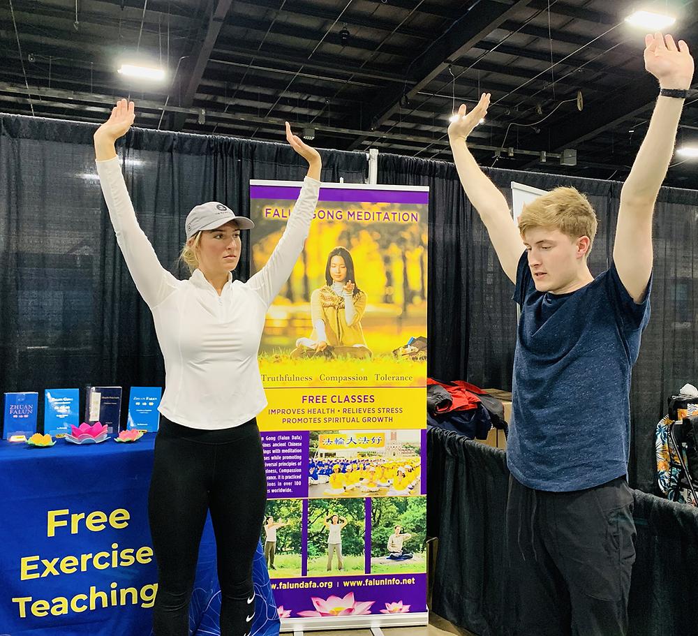  Danielle (lijevo) je rekla da se njezino tijelo osjećalo istegnuto i posebno opušteno nakon izvođenja vježbi.
