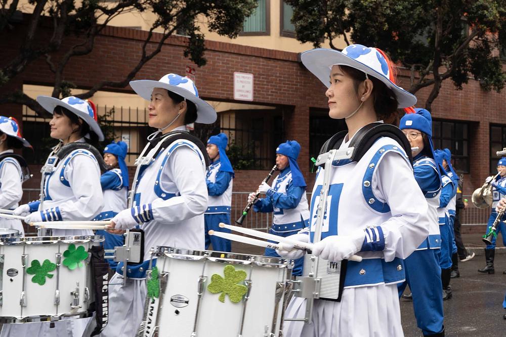 Falun Dafa praktikanti sudjeluju u 172. paradi povodom Dana sv. Patrika u San Franciscu.