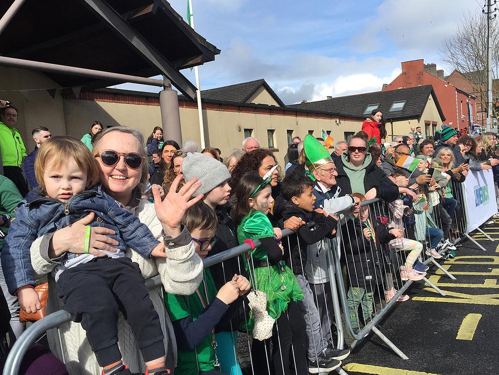 Ljudi su pljeskom pozdravljali paradu Falun Dafa praktikanata.