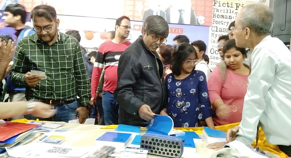 Mnogi su ljudi bili zainteresirani za Falun Dafa knjige. 