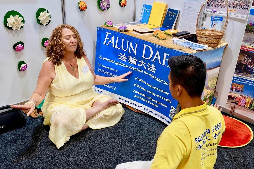  Frizerka Amanda Morgan uči meditaciju